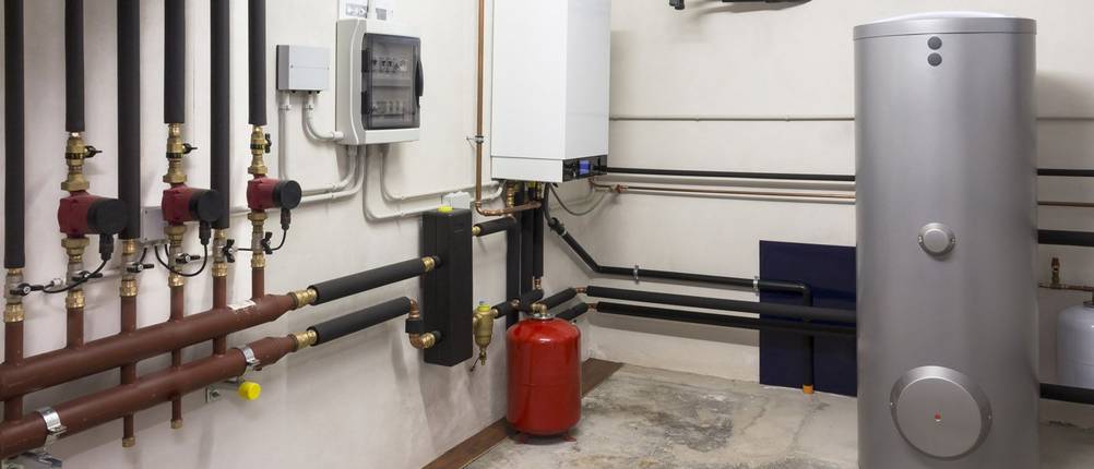 Heizkeller mit Gas-Brennwertkessel und Warmwasserspeicher