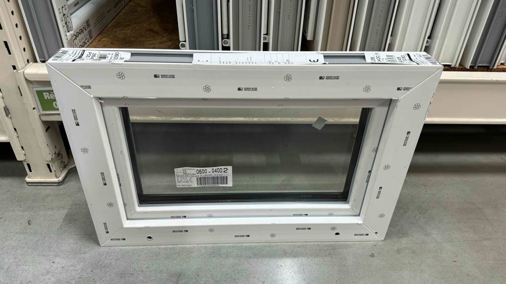 Getestet: Ein Kellerfenster vor einem Verkaufsregal auf einem Betonboden.