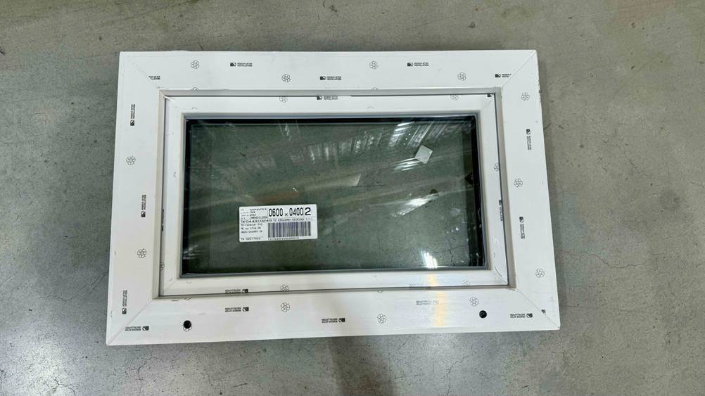 Kellerfenster getestet: Außenseite des Fensters auf einem Betonboden liegend.