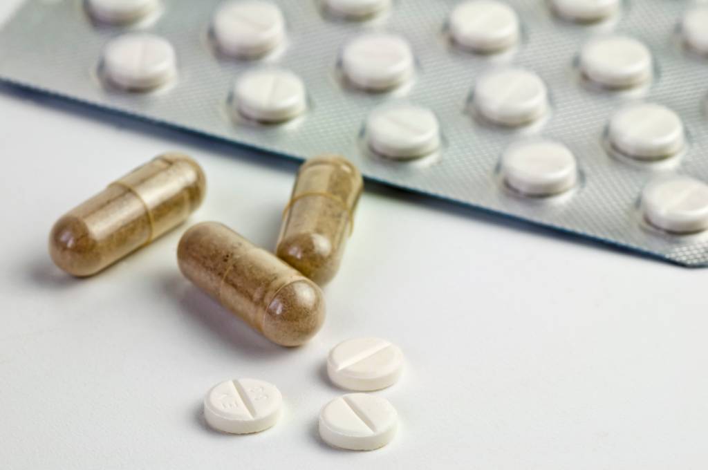 Kelp-Test: Auf einem Tisch liegen Kelp-Kapseln und Jod-Tabletten. 