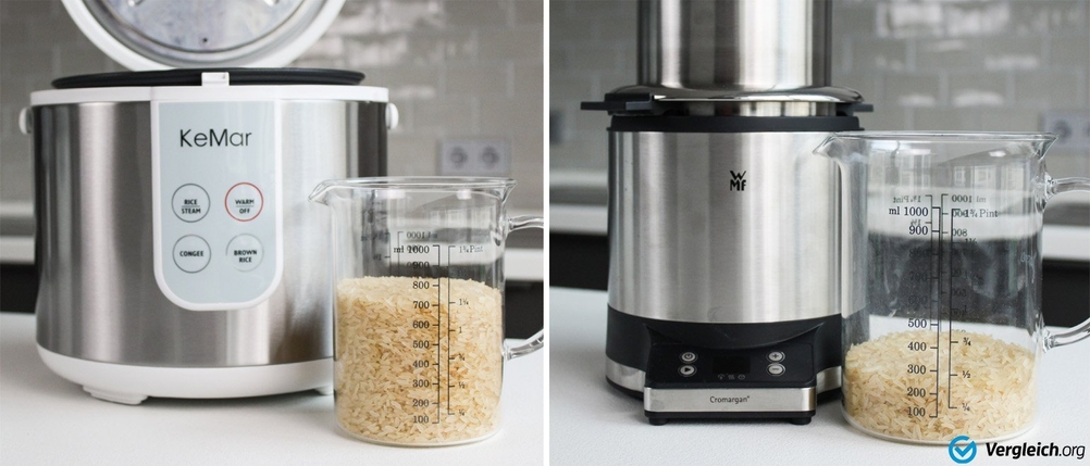 Reiskocher Test: Auf einem hellen Tisch befinden sich Reiskocher mit einem Messbecher aus Glas. 