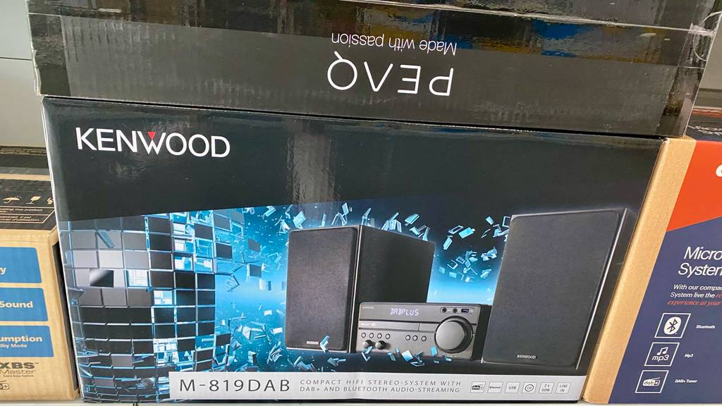 Auf der Verpackung der getesteten Kenwood-Kompaktanlage M-819DAB ist die Anlage abgebildet.