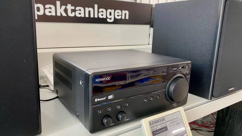 Kenwood-Kompaktanlage M-819DAB getestet: Vor der Anlage befindet sich ein Preisschild.