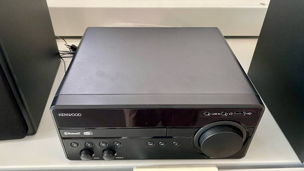 Kenwood-Kompaktanlage M-819DAB im Test: Anlage steht auf einem hellen Untergrund.