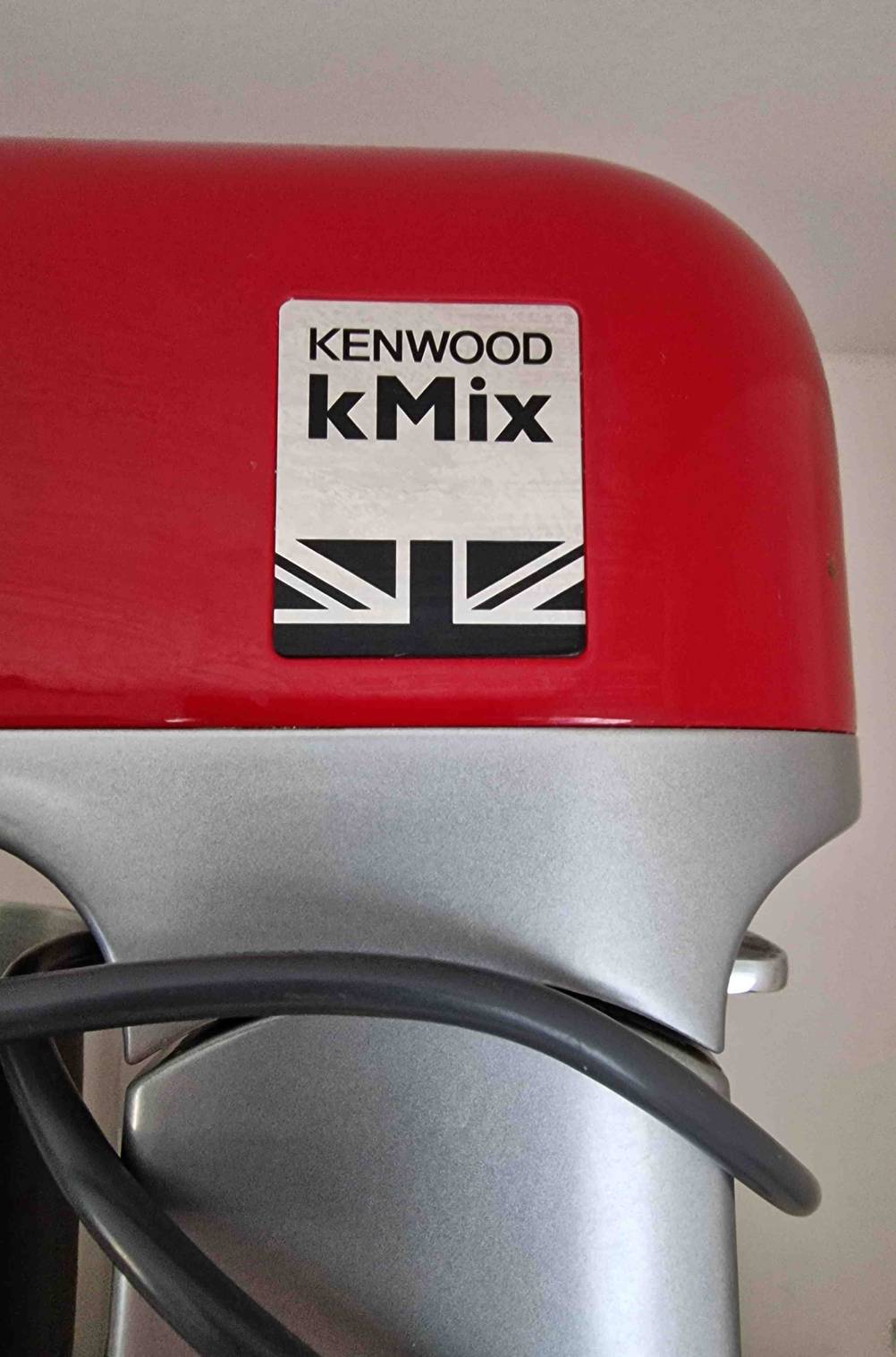 Auf einer getesteten Kenwood-Küchenmaschine ist groß das Logo aufgebracht.