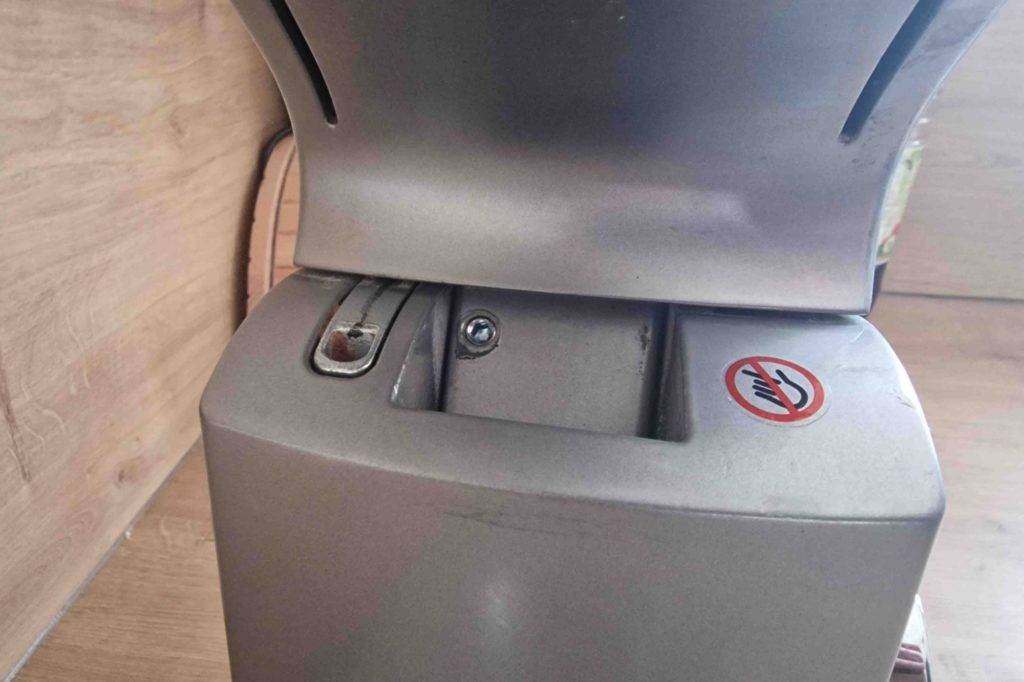 Detailaufnahme vom Kippmechanismus für den beweglichen Arm einer getesteten Kenwood-Küchenmaschine,
