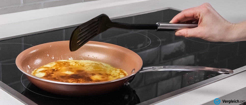 Pfannkuchen wird in einer Keramikpfanne gebacken