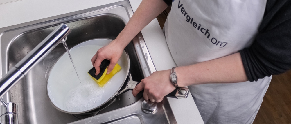 Keramikpfanne wird manuell gereinigt