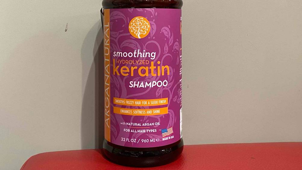 Keratin-Shampoo im Test: Nahaufnahme des Labels mit Logo und Artikelbezeichnung.