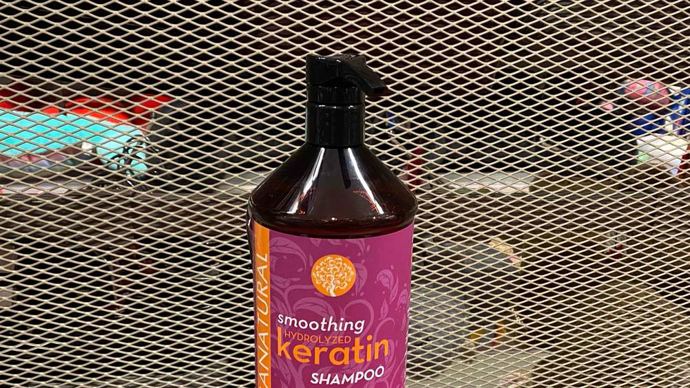 Keratin-Shampoo getestet: Nahaufnahme des Pumpspenders.