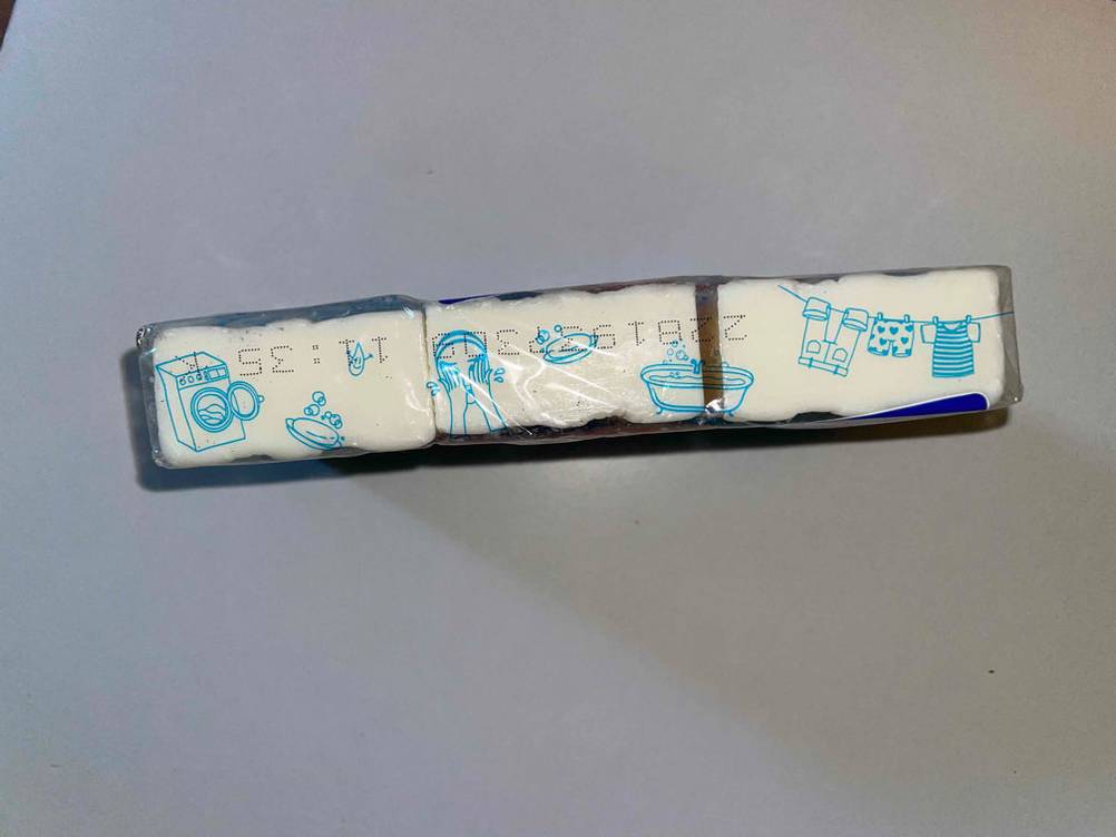 Auf dem Boden steht eine getestete Kernseife-Packung im 3er-Set. 