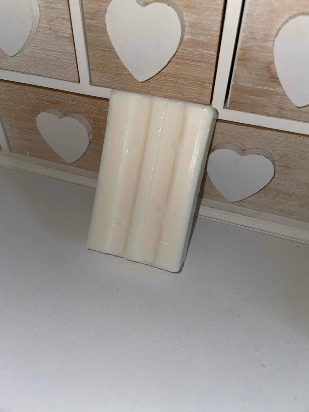 An einem Schminktisch liegt eine getestete Kernseife ohne Palmöl an. 