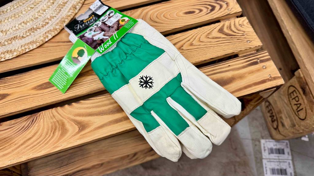 Arbeitshandschuhe für den Winter liegen zum testen auf einem Holzregal.