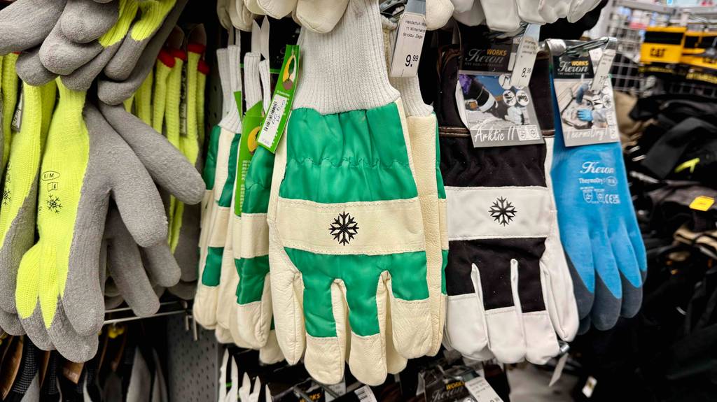 Arbeitshandschuhe für den Winter im Test: Mehrere unterschiedliche Ausführungen und Farben hängen in einem Regal.