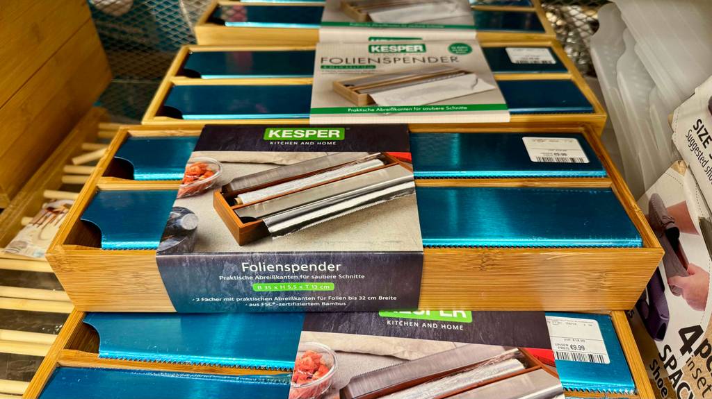 Folienspender im Test: Mehrere verpackte Produkte liegen hinter- und aufeinander.