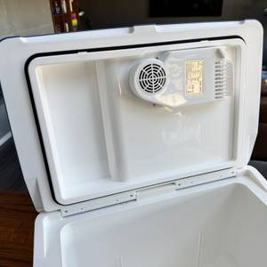Der Deckel der Kesser-Kühlbox mit Rädern von innen.