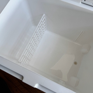 Der Innenraum der Kesser-Kühlbox mit Rädern mit dem Trenngitter auf der linken Seite.