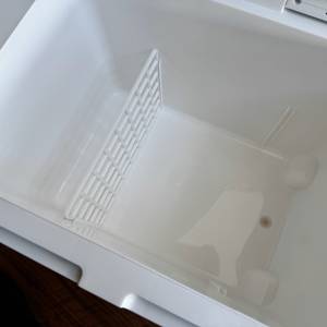 Der Innenraum der Kesser-Kühlbox mit Rädern mit dem Trenngitter auf der linken Seite.