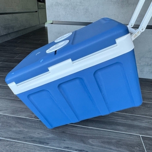 Die Kesser-Kühlbox mit Rädern wird über Fliesenboden gezogen.