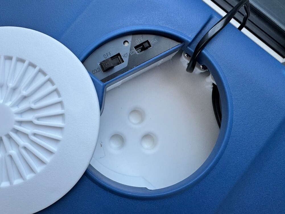 Die geöffnete Abdeckung im Deckel der Kesser-Kühlbox mit Rädern.