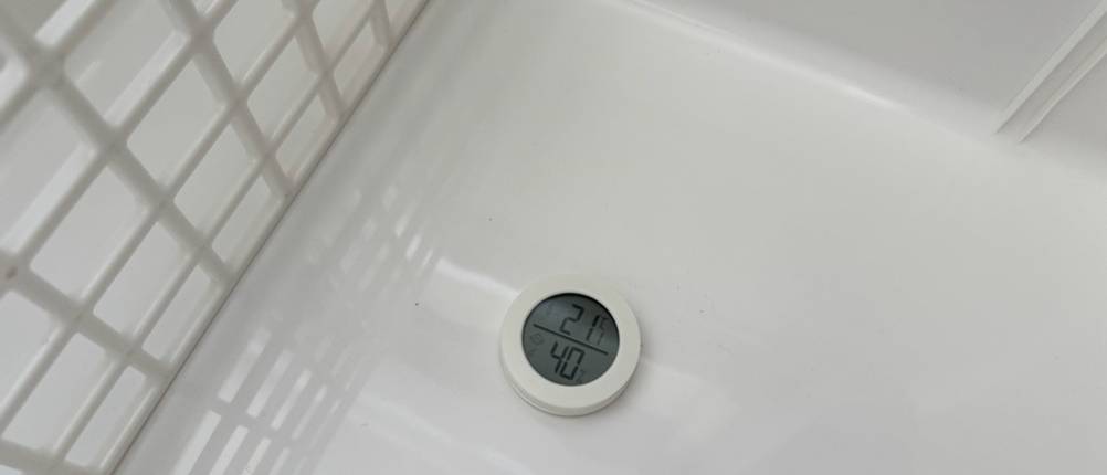 Ein Hygrometer in der Kesser-Kühlbox mit Rädern zeigt 21,1 °C an.