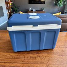 Die Kesser-Kühlbox mit Rädern steht auf einem Tisch