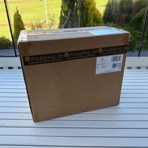 Der Karton der Kesser-Schlauchtrommel steht auf einem Tisch