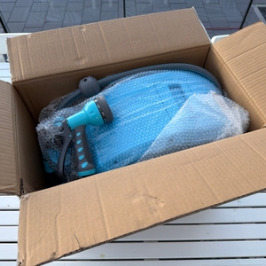 Der geöffnete Karton der Kesser-Schlauchtrommel von oben