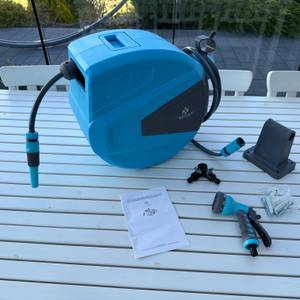 Der Lieferumfang der Kesser-Schlauchtrommel liegt auf einem Tisch