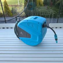 Die Kesser-Schlauchtrommel steht auf einem Tisch