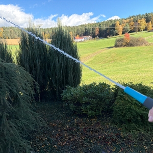 Ein langer Wasserstrahl kommt aus der Kesser-Schlauchtrommel