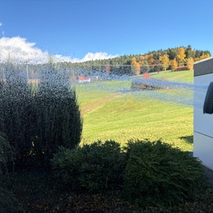 Ein Duschstrahl kommt aus der Kesser-Schlauchtrommel