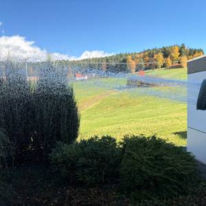 Ein Duschstrahl kommt aus der Kesser-Schlauchtrommel