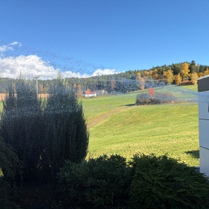 Ein kegelförmiger Strahl kommt aus der Kesser-Schlauchtrommel