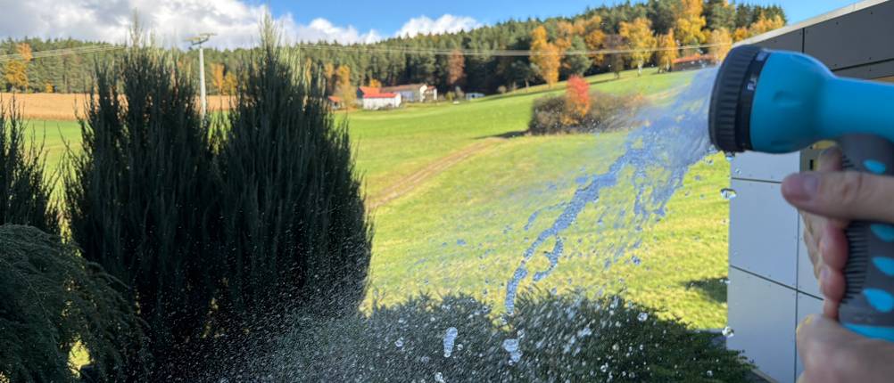 Wasser spritzt aus der Kesser-Schlauchtrommel