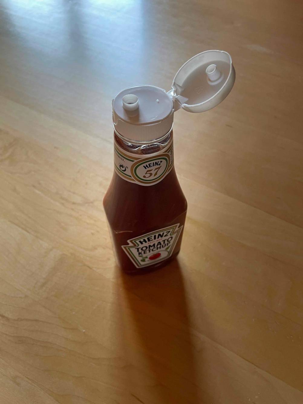 Eine Ketchup-Packung im Test: Auf dem Boden steht eine geöffnete Ketchup-Packung, 