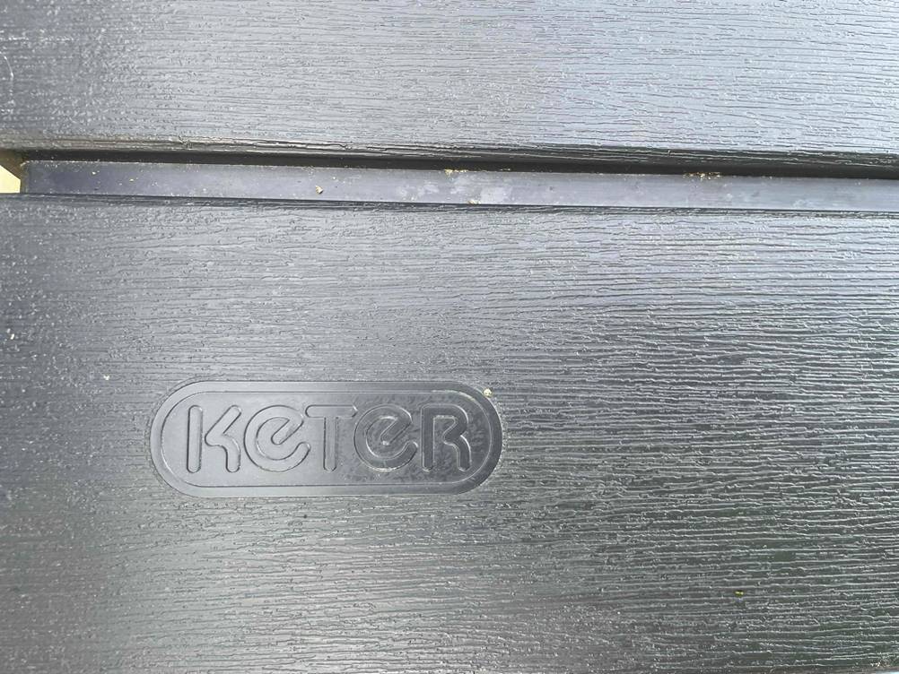 Im Test: Detailaufnahme Logo auf einer wasserfesten Auflagenbox.