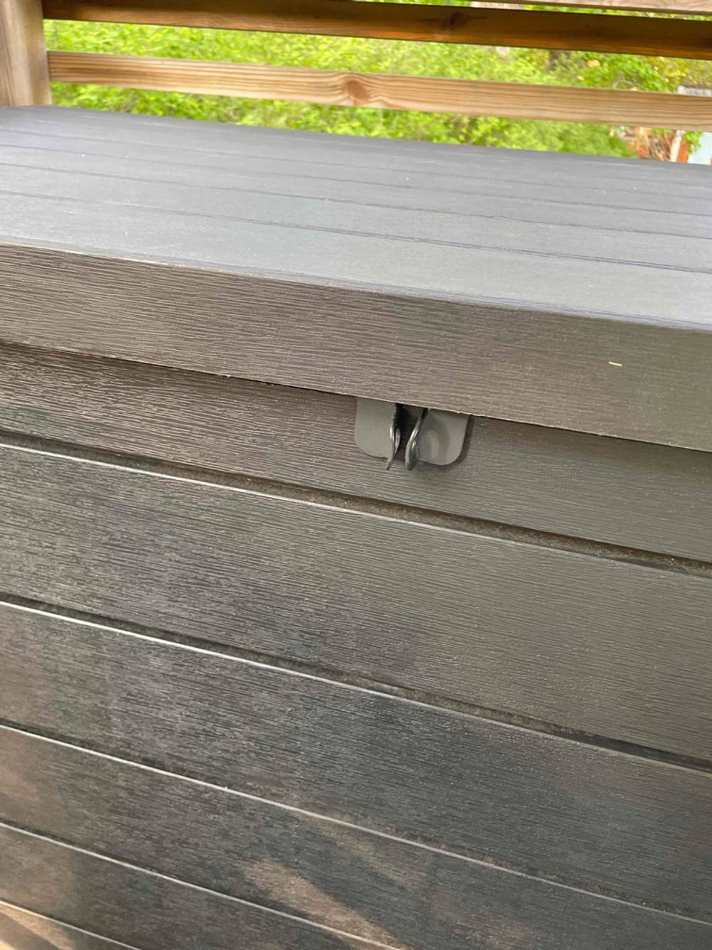 Wasserfeste Auflagenbox getestet: Detailaufnahme der Ösen, um ein Schloss anzubringen.