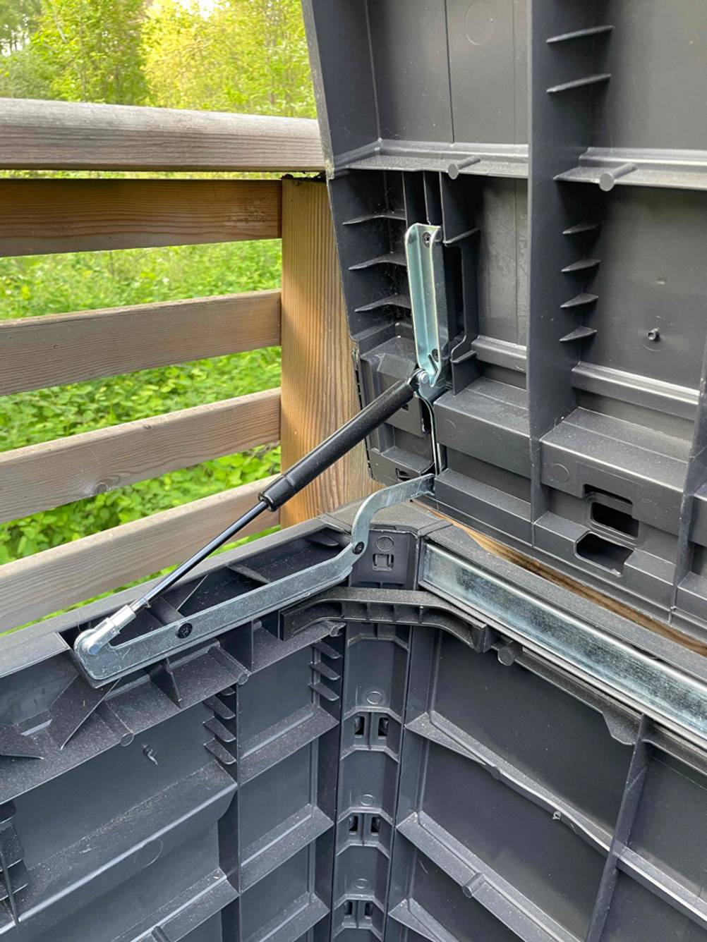 Nahaufnahme eines Schaniers einer getesteten wasserfesten Auflagenbox.