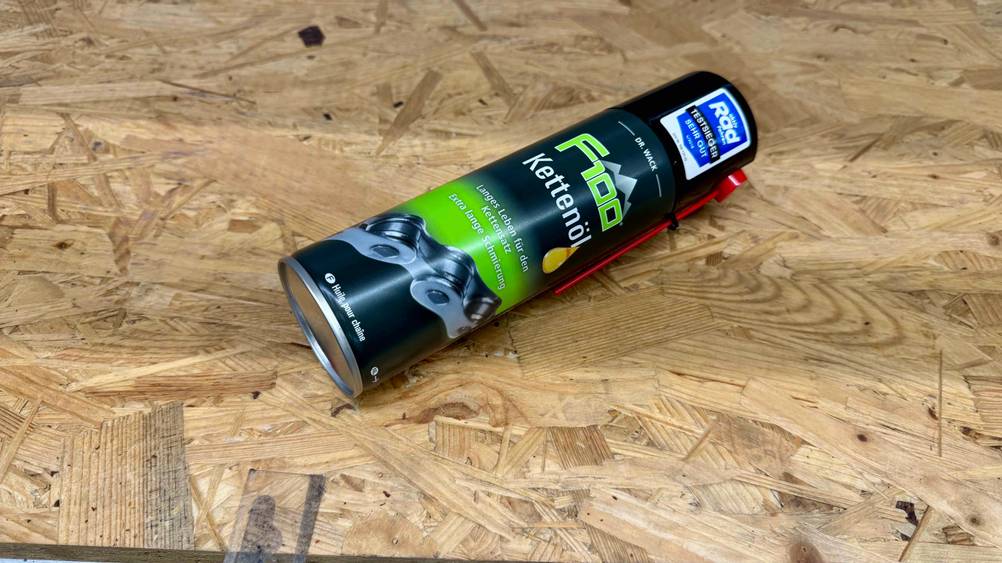 Kettenöl getestet: Eine Dose von schräg unten auf einer Holzfläche.