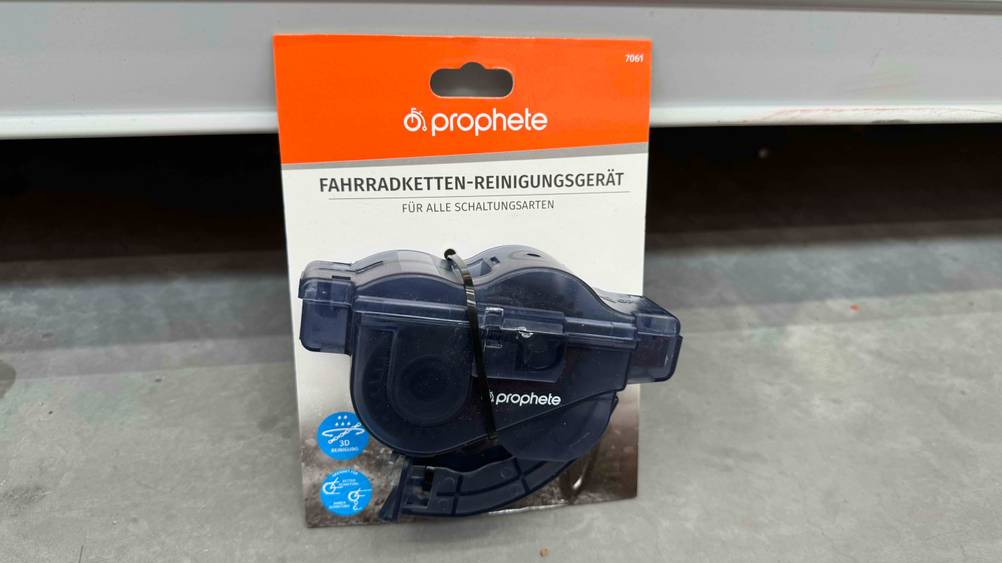 Kettenreinigungsgerät getestet: Ein originalverpacktes Gerät auf einem Betonboden.