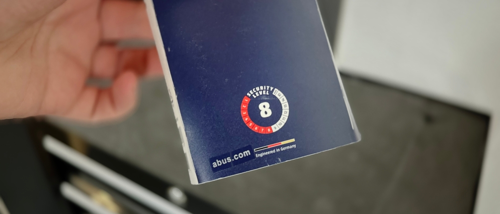 Die Vorderseite der Verpackung des Kettenschlosses von Abus.