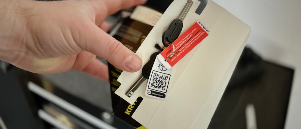 Die Schlüssel auf der Innenseite der Verpackung des Kryptonite-Kettenschlosses.