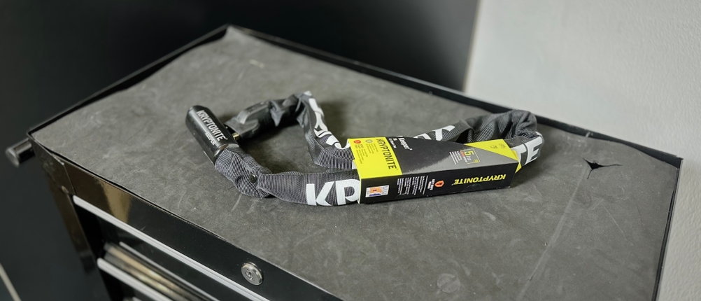 Das Kettenschloss von Kryptonite liegt eingepackt auf einem Rollwagen.