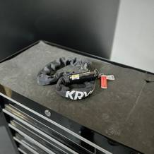 Das Kettenschloss von Kryptonite liegt ausgepackt auf einem Rollwagen.