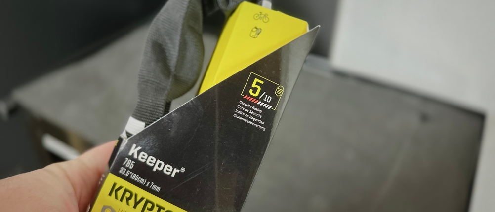 Die Vorderseite der Verpackung des Kettenschlosses von Kryptonite im Detail.