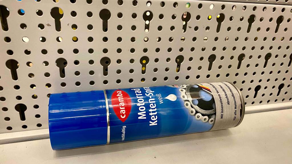 Auf dem Boden liegt eine Kunststoffdose mit getestetem Kettenspray.