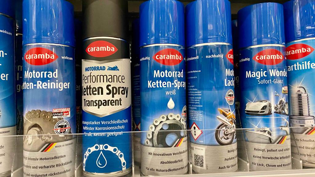Mehrere getestete Kettensprays befinden sich verpackt in Regalen.