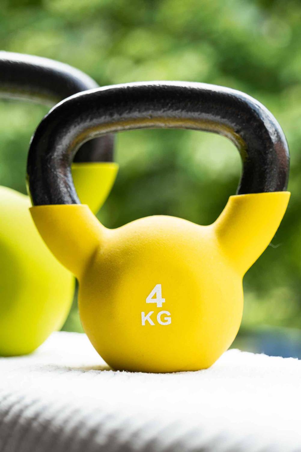 Kettlebell getestet: Eine 4 kg schwere Kettlebell in gelb von vorne.