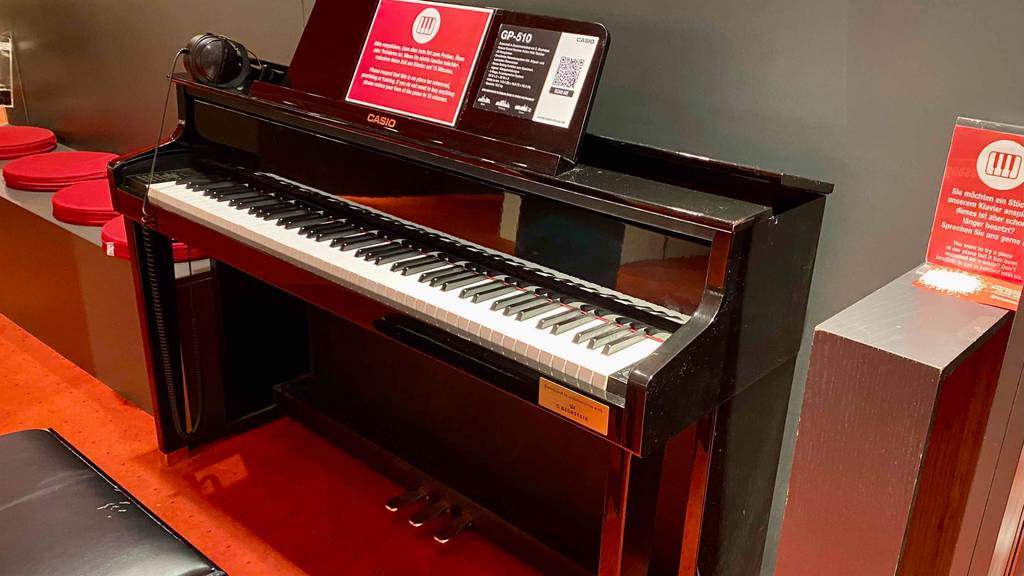 Ein getestetes Keyboard mit 88 Tasten mit Anschluss für Pedale und Kopfhörer.